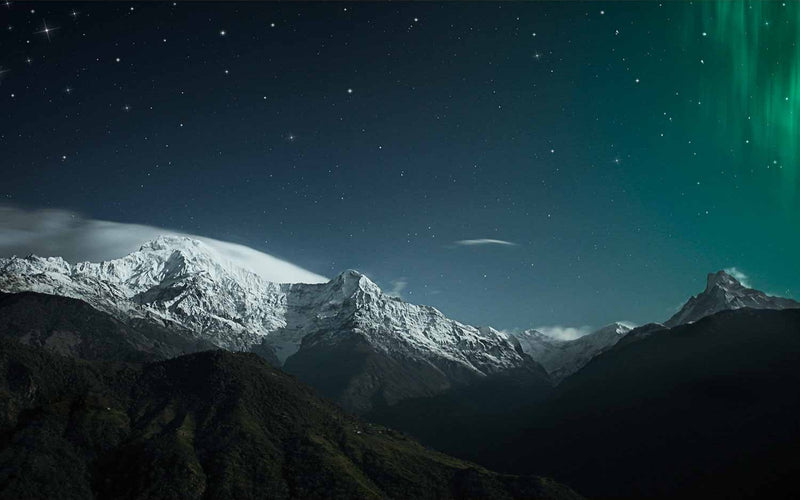 Fototapetes - Sniegota kalnu ainava ziemas naktī ar kosmosu fonā , 59850