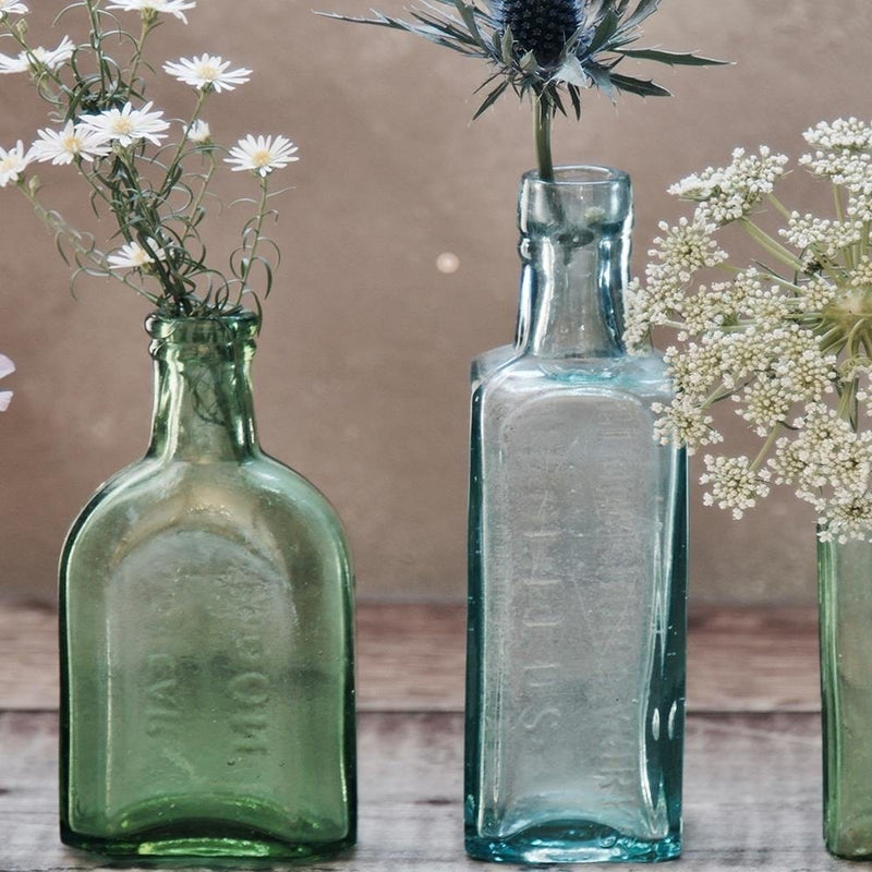 Glezna melnā rāmī - Flowers In Glass Vases  Home Trends