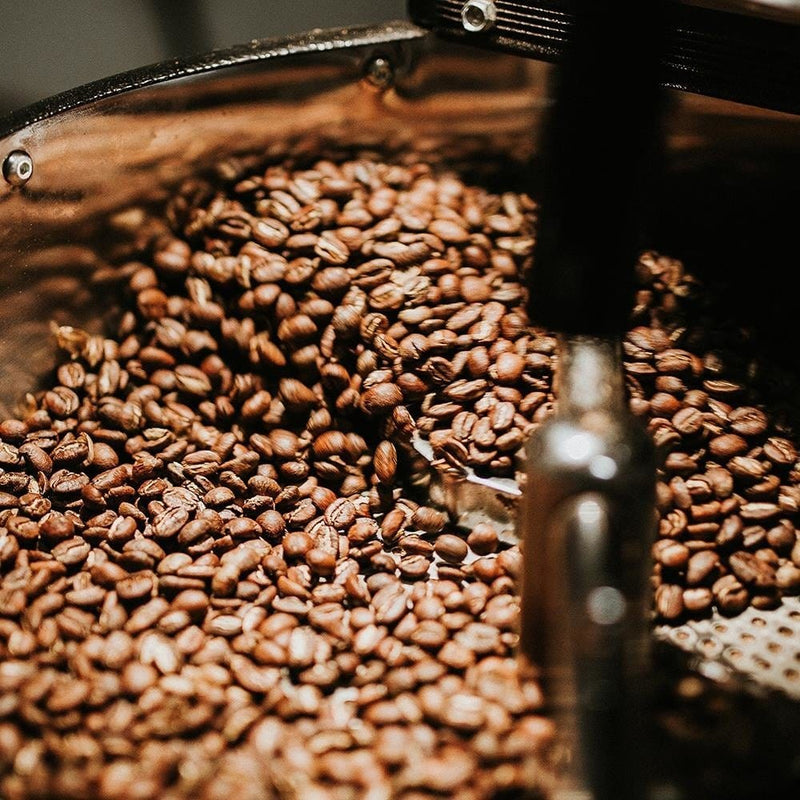 Glezna melnā rāmī - Grinding Coffee Beans  Home Trends