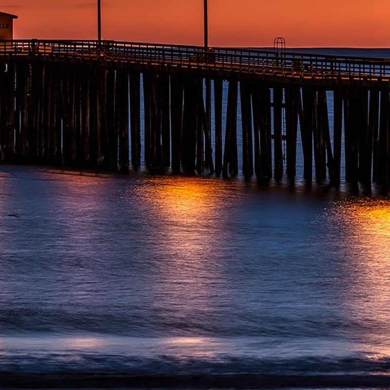 Glezna melnā rāmī - Lanterns On The Pier  Home Trends