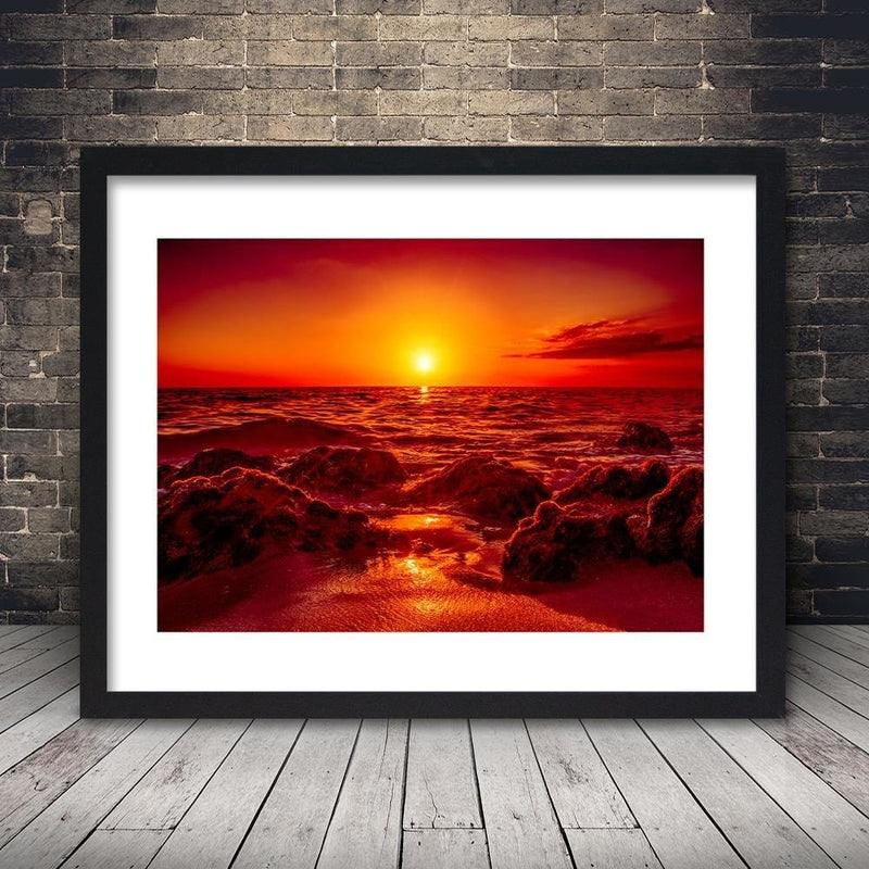 Glezna melnā rāmī - Red Sunset Over The Sea  Home Trends