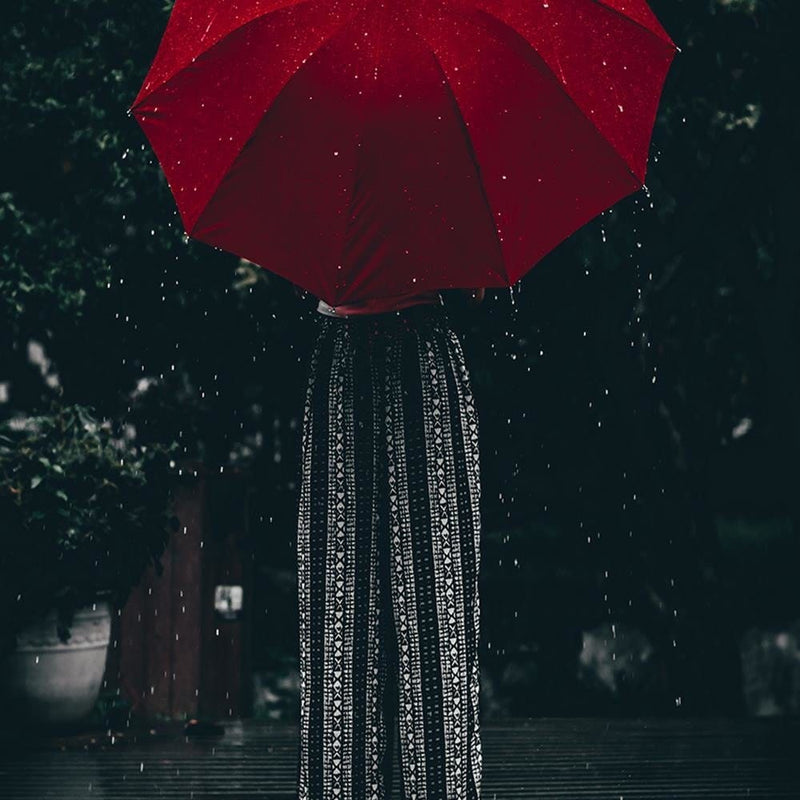 Glezna melnā rāmī - Red Umbrella In The Rain  Home Trends