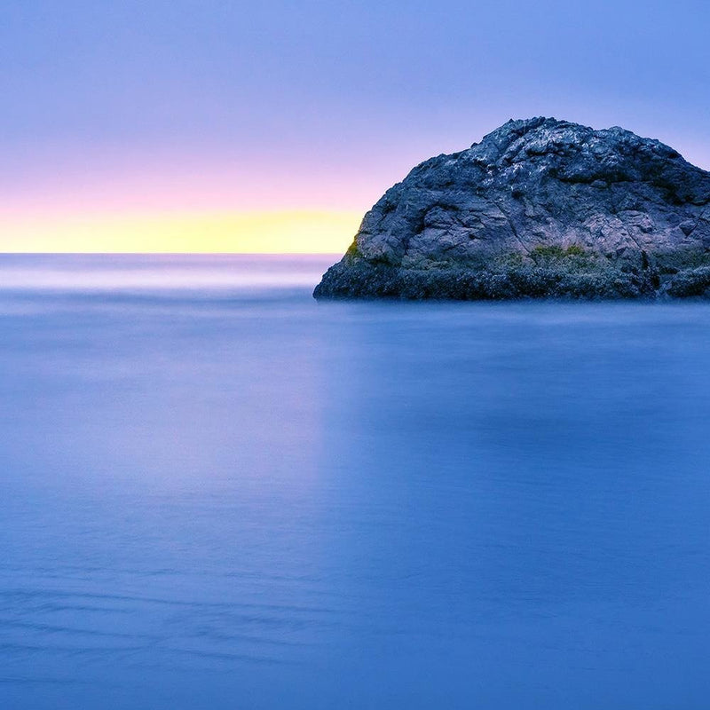 Glezna baltā rāmī - A Rock In The Sea At Dusk 4 