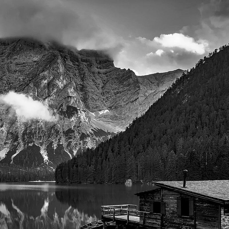 Glezna baltā rāmī - House Alpine Lake 2 