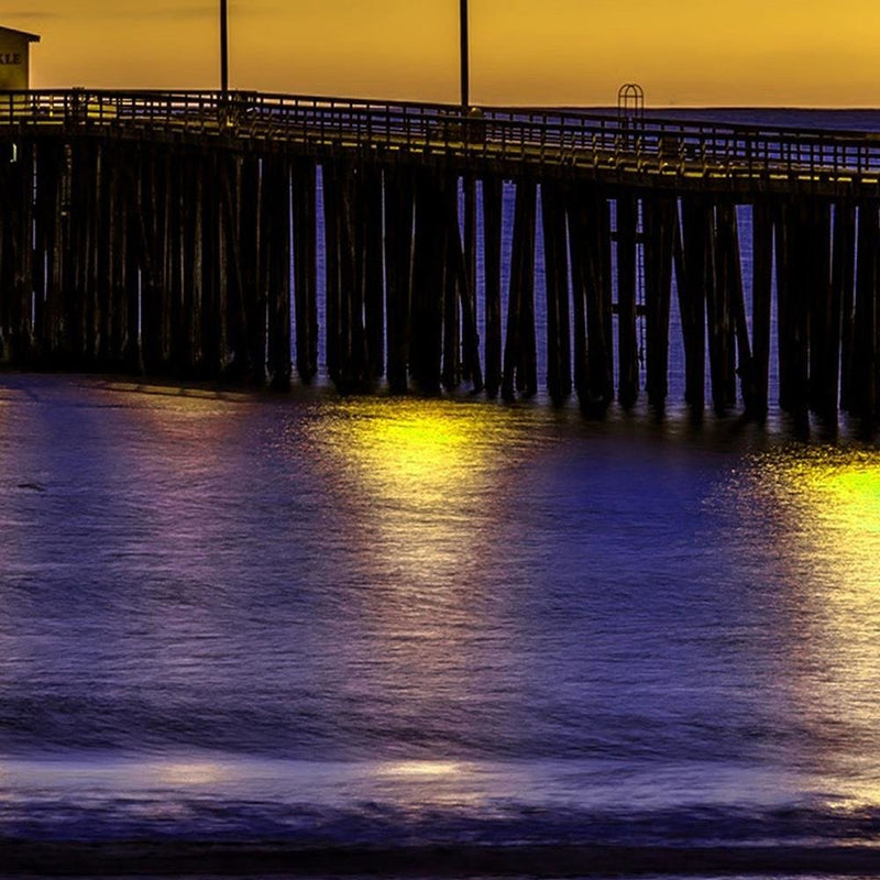 Glezna baltā rāmī - Lanterns On The Pier 1 