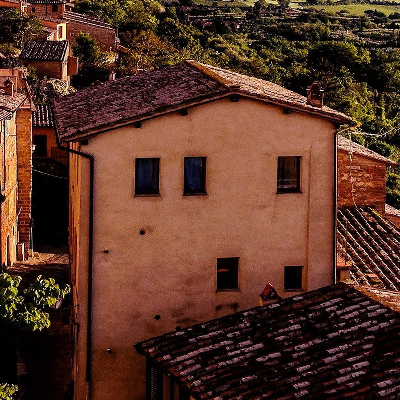 Glezna baltā rāmī - Buildings In Tuscany 