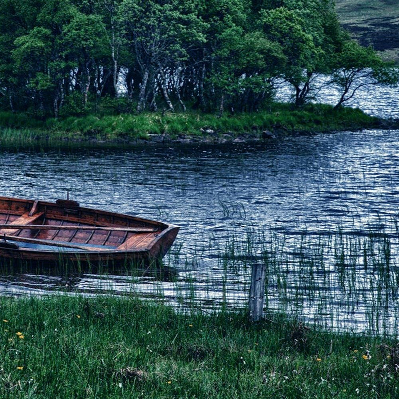 Glezna baltā rāmī - Boats On The Side Of A Mountain Lakes 