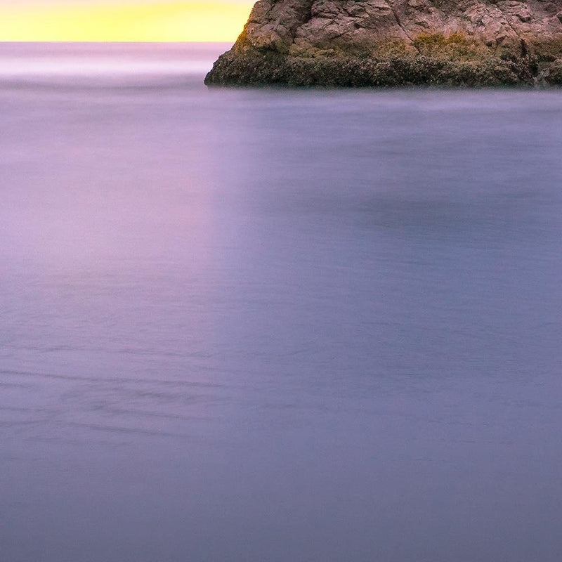 Glezna baltā rāmī - The Rock In The Middle Of The Sea 