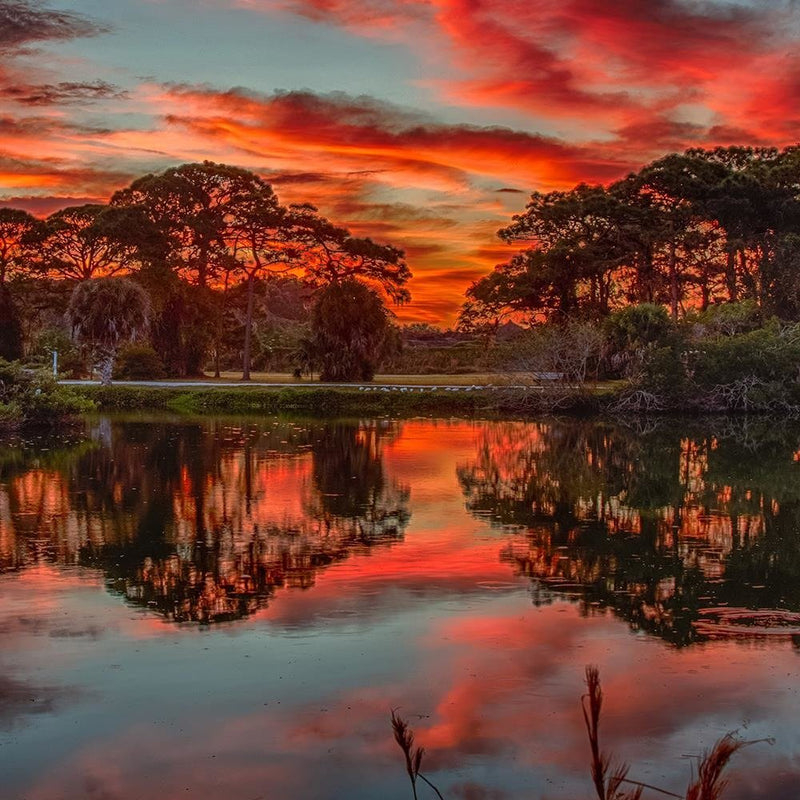 Glezna baltā rāmī - Red Clouds Over Lake 