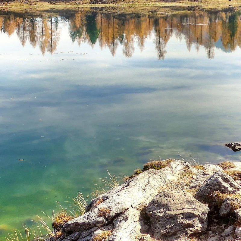 Glezna baltā rāmī - Mountain Lake 