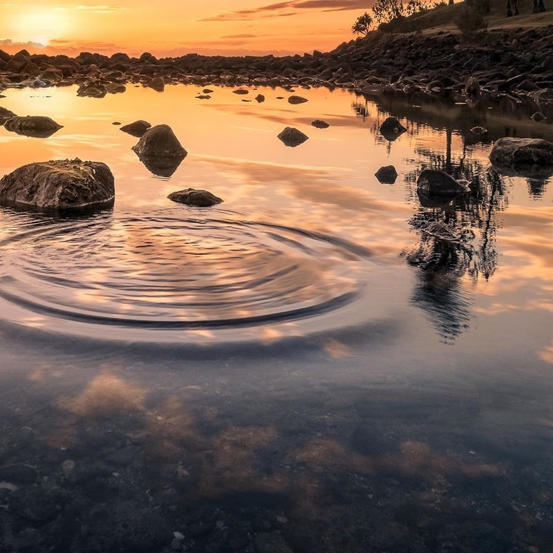 Glezna baltā rāmī - Stones In Water 