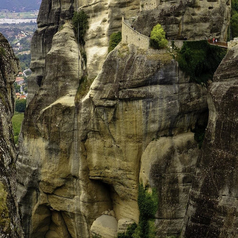 Glezna baltā rāmī - Castle On The Rocks 