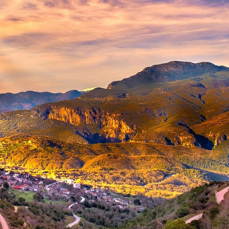 Glezna baltā rāmī - The Town In The Mountains 