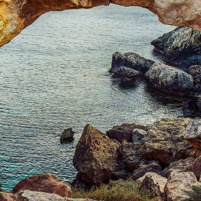 Glezna baltā rāmī - Cliffs Over The Ocean 