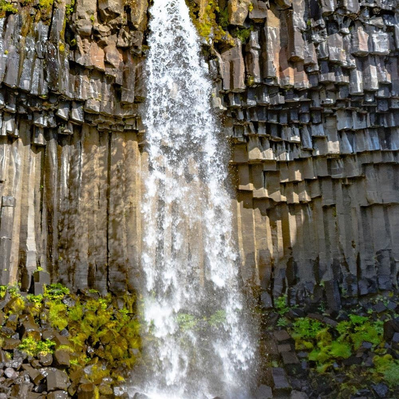 Glezna baltā rāmī - Rock Waterfall 