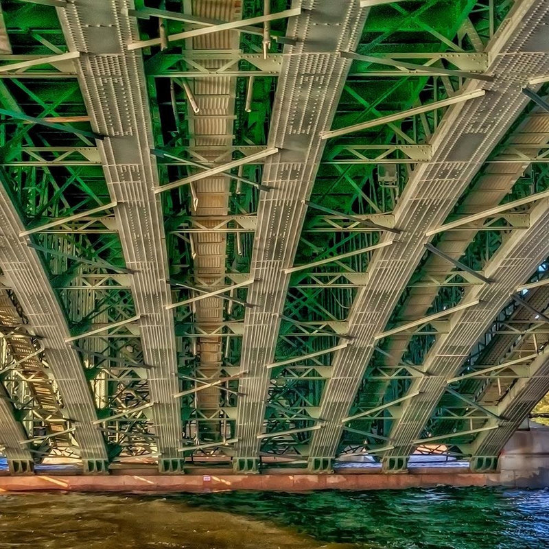 Glezna baltā rāmī - Under The Iron Bridge 