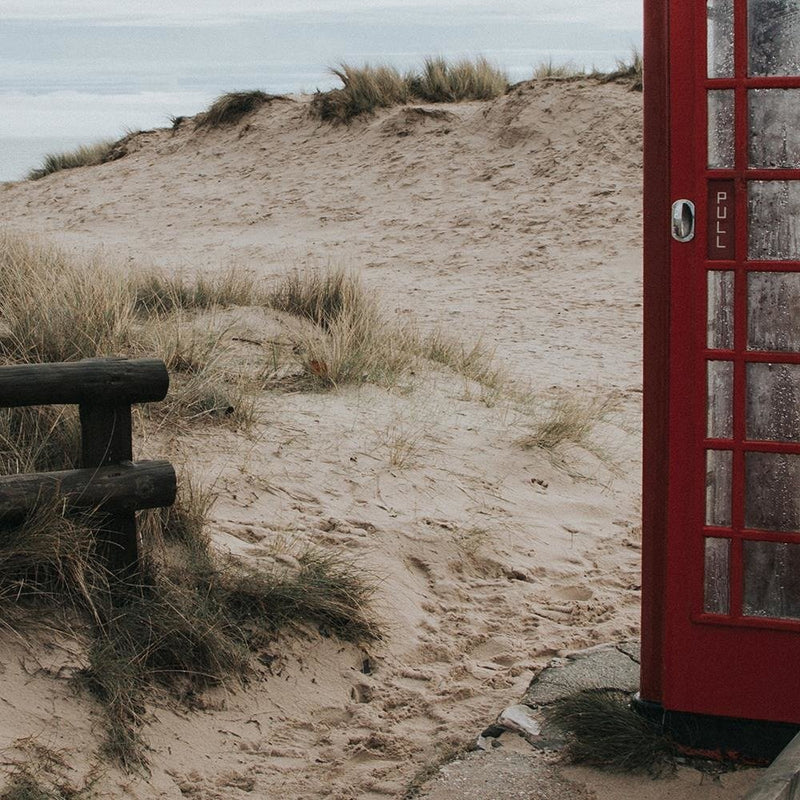 Glezna baltā rāmī - Telephone Booth On The Beach 