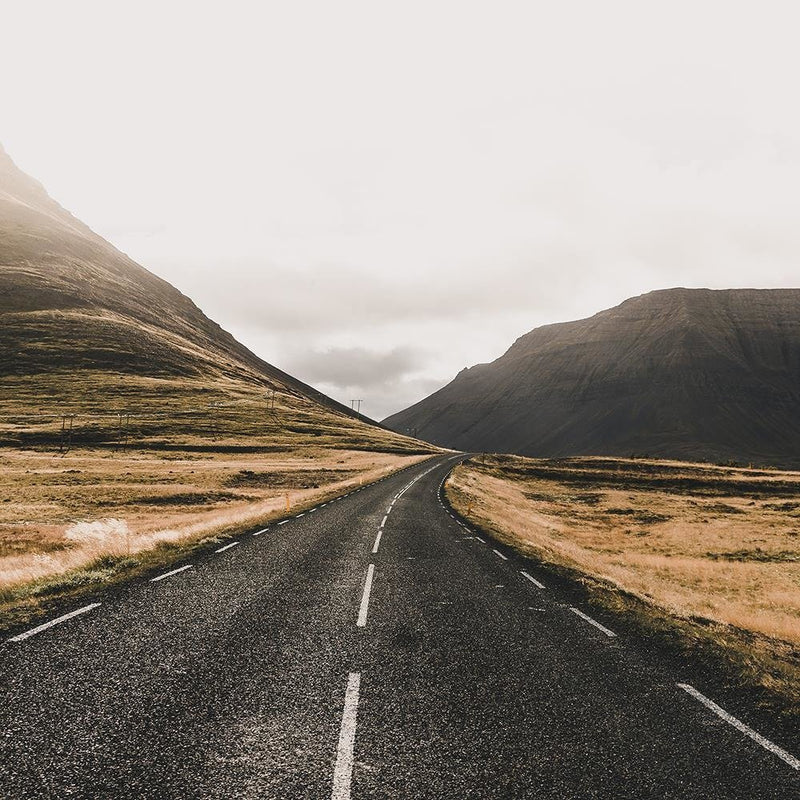 Glezna baltā rāmī - Road And Mountains 