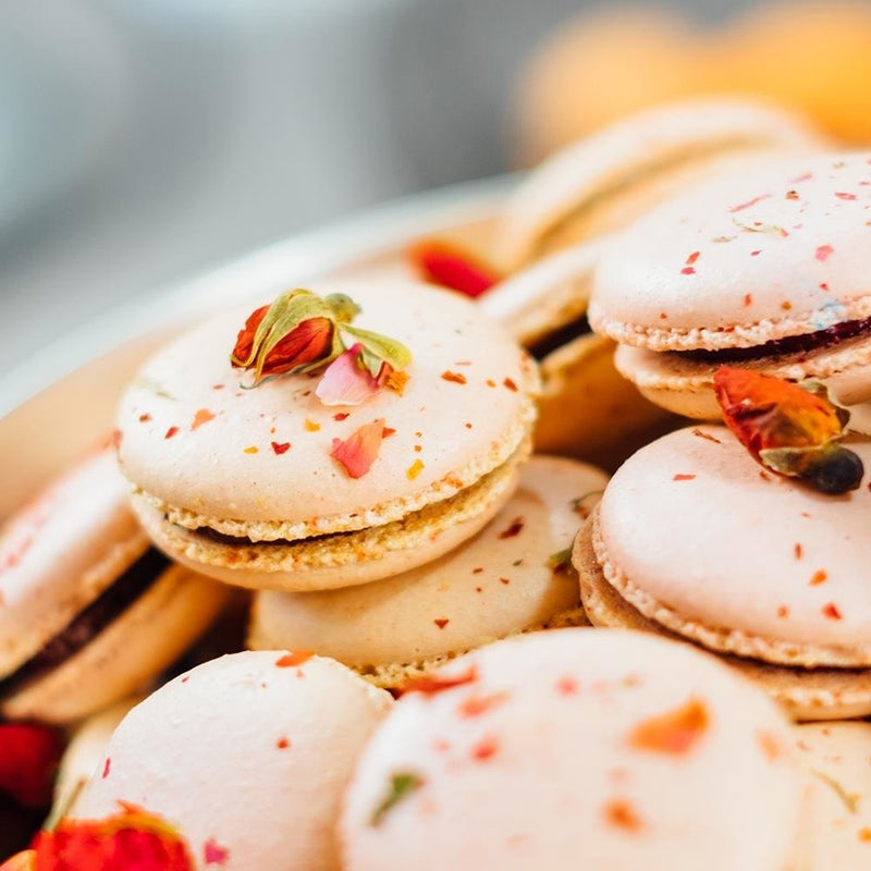 Glezna baltā rāmī - Rose Macaroons 