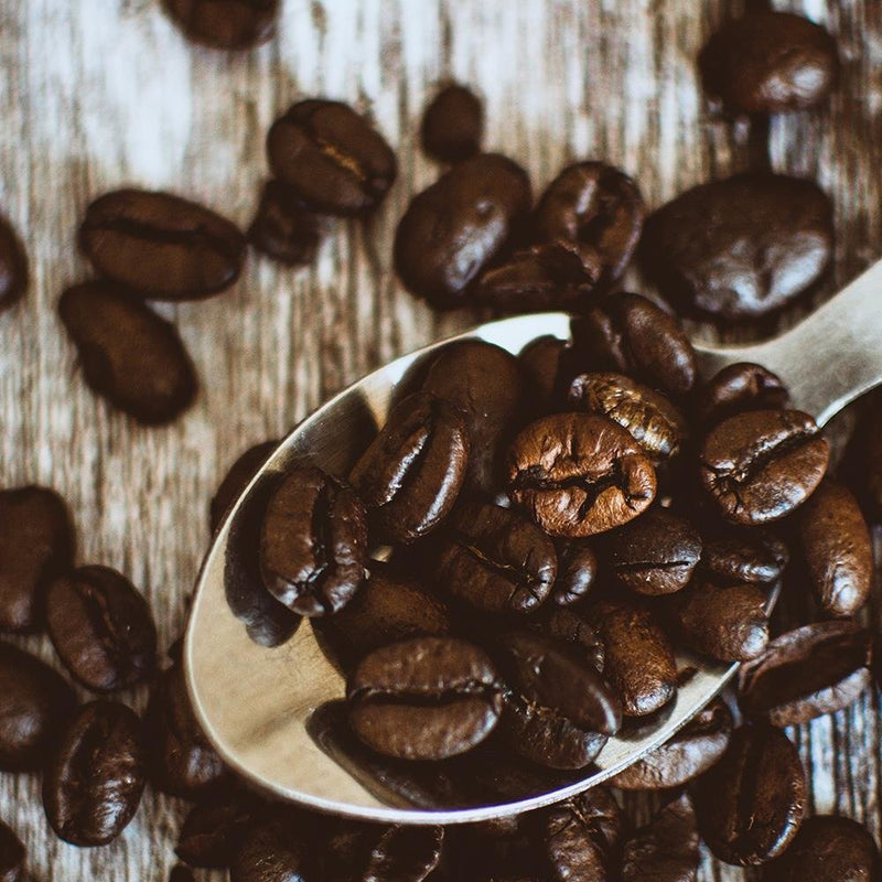 Glezna baltā rāmī - Coffee Beans On A Spoon 