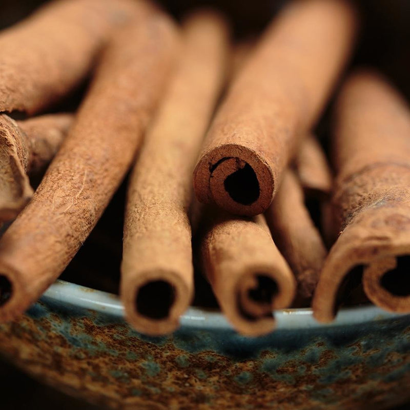 Glezna baltā rāmī - Cinnamon Sticks In A Bowl 