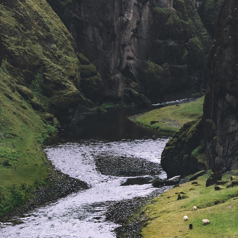 Glezna baltā rāmī - Stream In The Mountains 