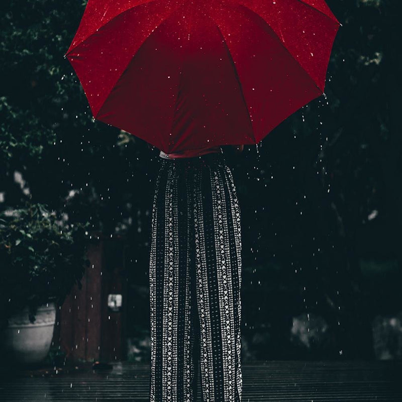 Glezna baltā rāmī - Red Umbrella In The Rain 