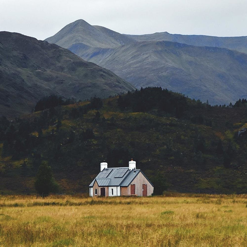 Glezna baltā rāmī - House At The Mountains 