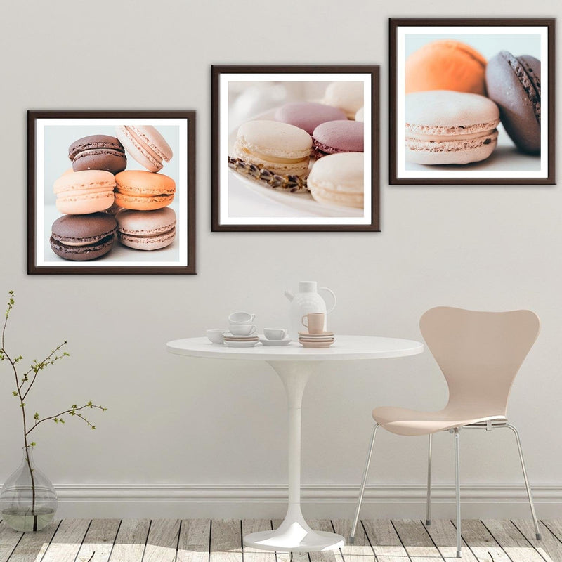 Glezna brūnā rāmī - Macaroons On A Plate 2  Home Trends DECO