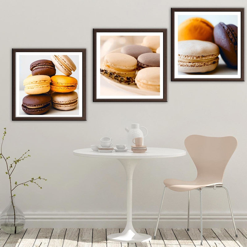 Glezna brūnā rāmī - Macaroons On A Plate  Home Trends DECO